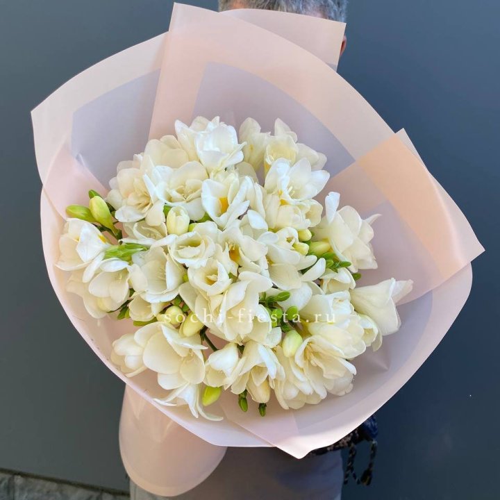 Букет белых фрезий  в Кемерово
