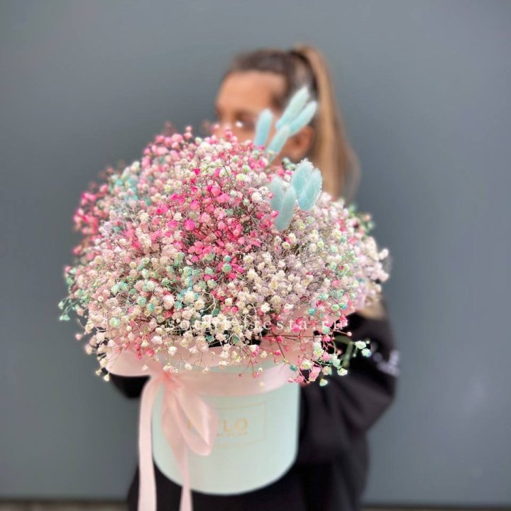 9 Радужных гипсофилы в шляпной коробке в Кемерово