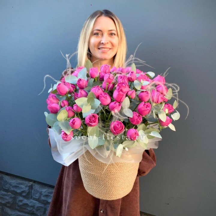 Пионовидные розы  в джутовом кашпо  в Кемерово