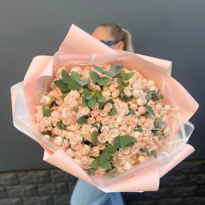 101 кустовая роза с эвкалиптом в Кемерово