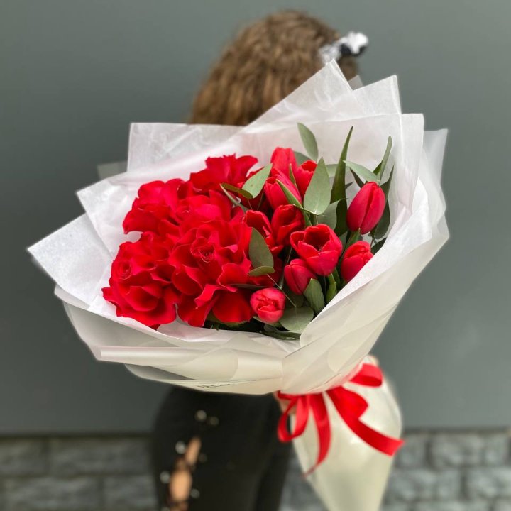 Дуо тюльпаны и розы в Кемерово