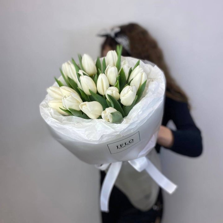  19 белых воздушных тюльпанов в Кемерово