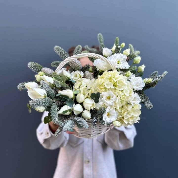 Новогодняя корзина с цветами в Кемерово