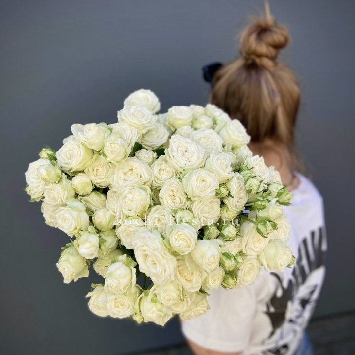 Охапка кустовых роз бомбастик  в Кемерово