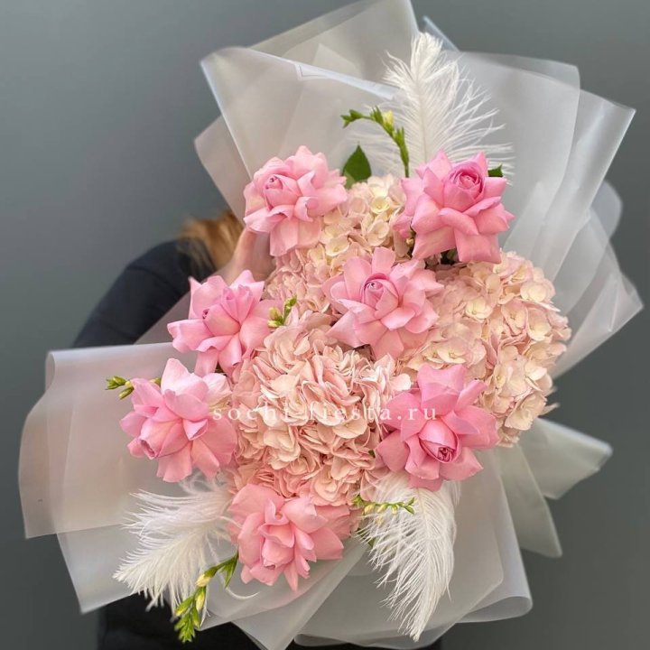  Букет  из гортензий и розовых роз в Кемерово