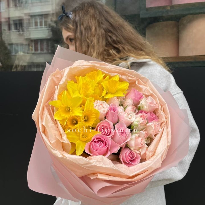 Букет роз и нарциссов в Кемерово