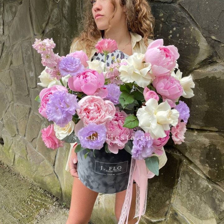 Дизайнерский цилиндр с пионами в Кемерово