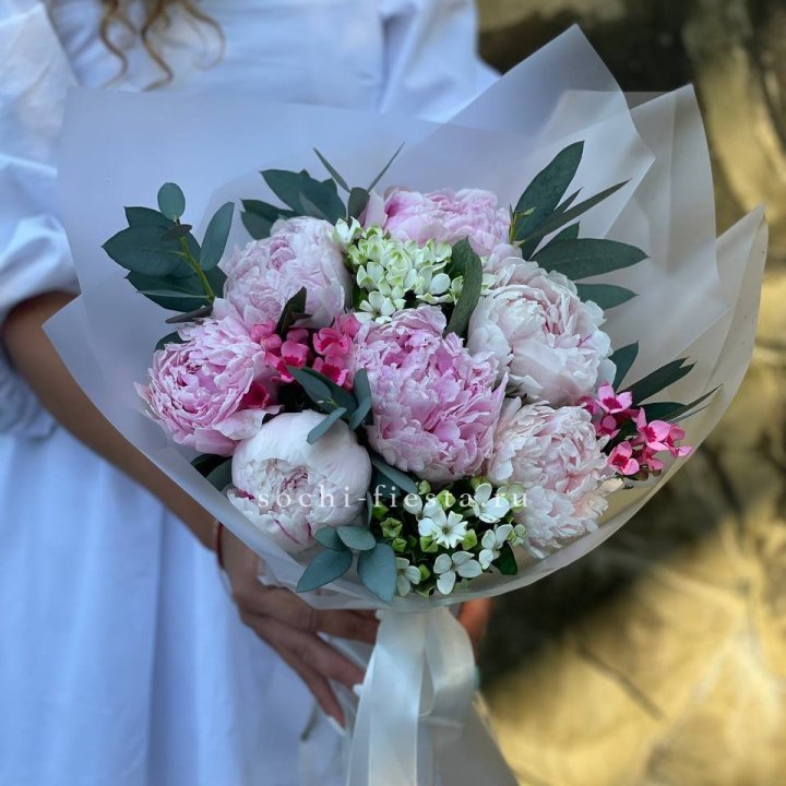 7 зефирных пионов с эвкалиптом в Кемерово