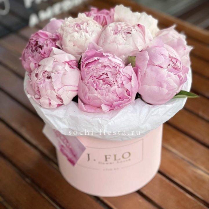 Цилиндр с пионами "Лилу" в Кемерово