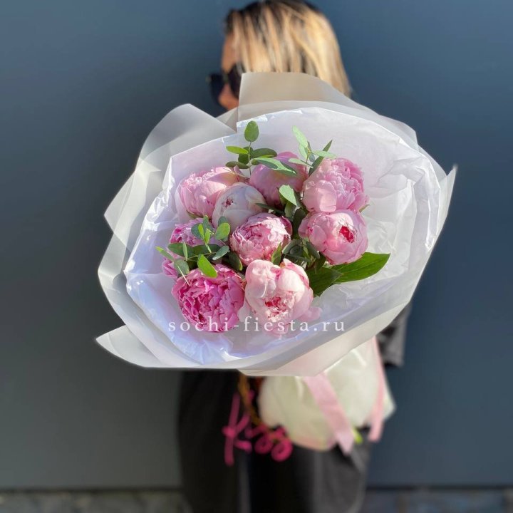 9 пионов с эвкалиптом в Кемерово