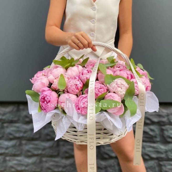 29 пионов в корзине в Кемерово