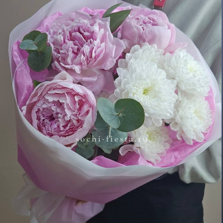  Букет комплимент с пионами в Кемерово