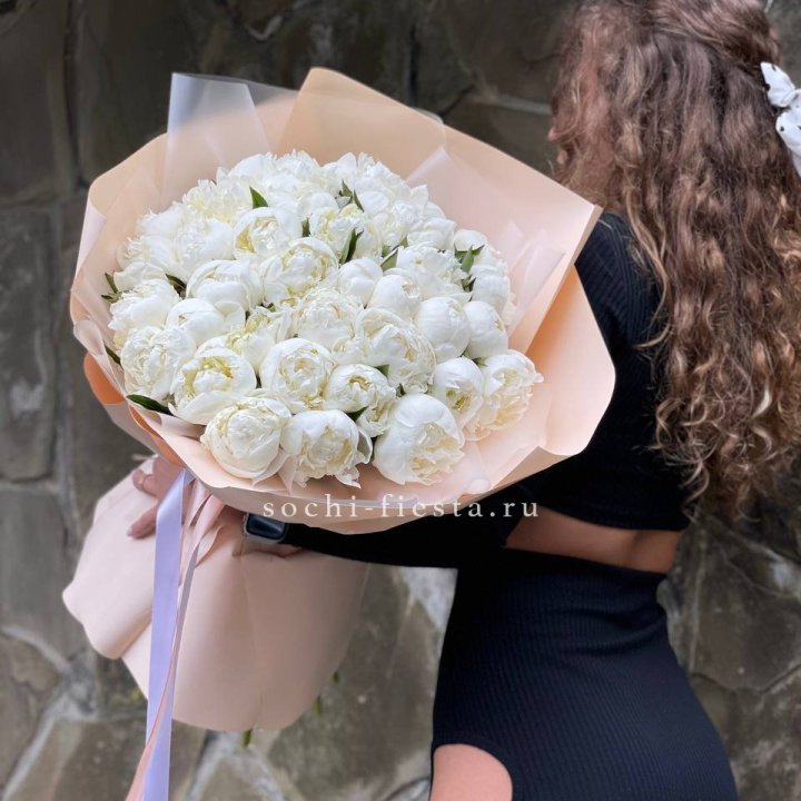35 белых пион в Кемерово
