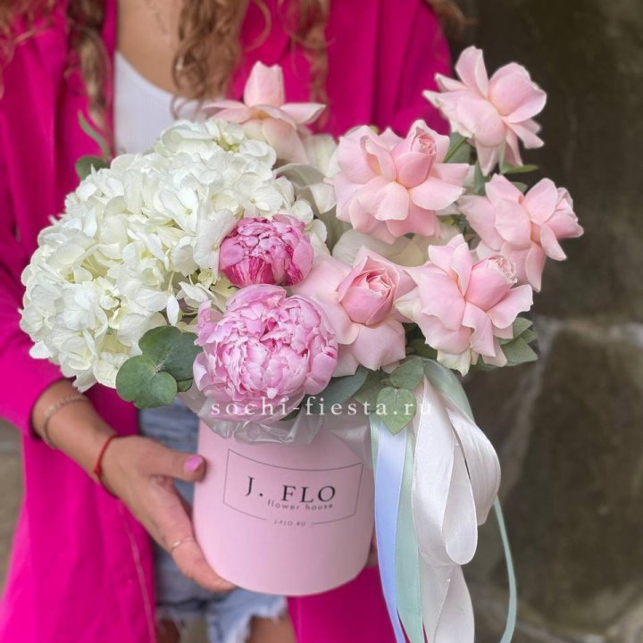 Цилиндр с пионами "Алисия" в Кемерово