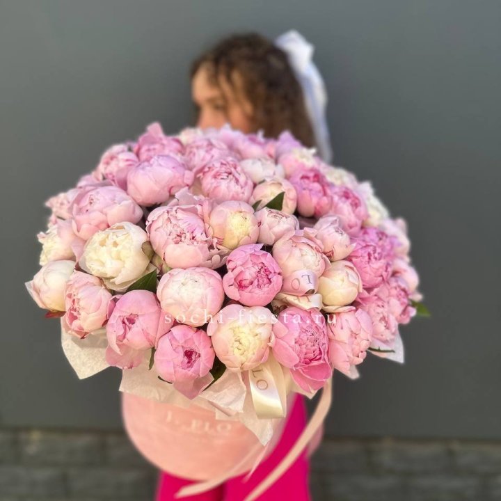 51 нежных пионов  в цилиндре в Кемерово