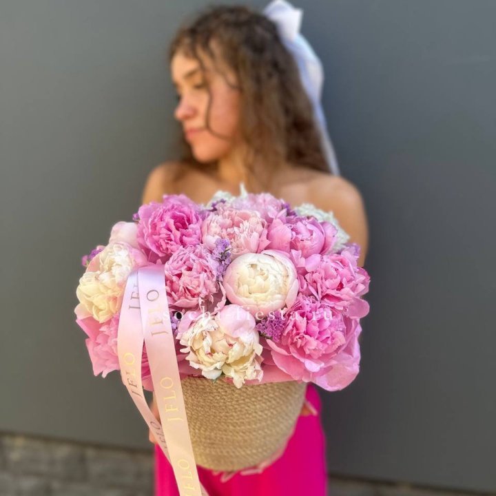 15 пионов в джутовом кашпо в Кемерово