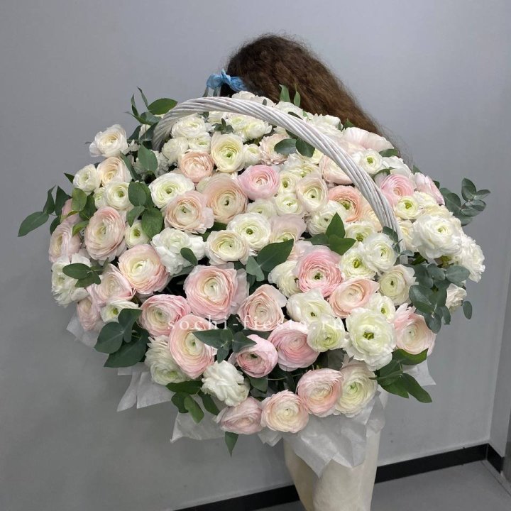 Ранункулюсы в корзине в Кемерово
