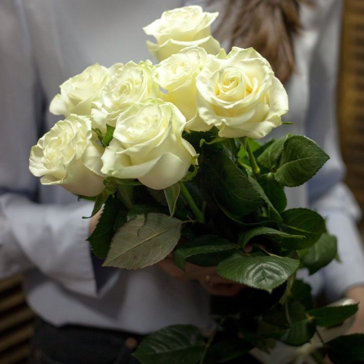 7 белых роз в Кемерово