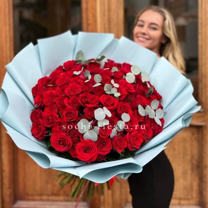 101 красная роза с эвкалиптом в Кемерово