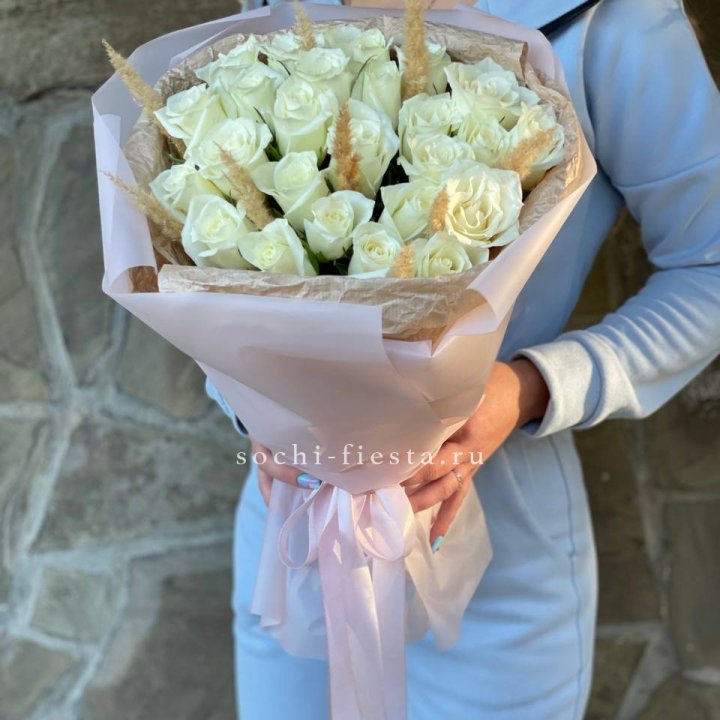 25 белых роз с сухоцветами в Кемерово