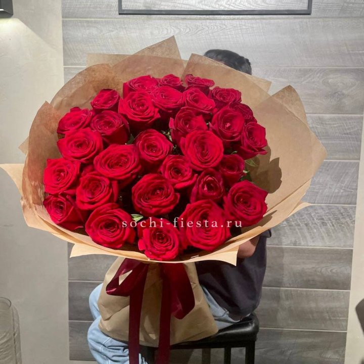 37 красных роз в крафте в Кемерово
