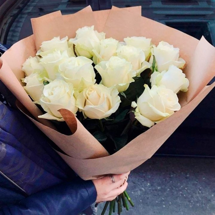 15 белых роз "Крафт" в Кемерово