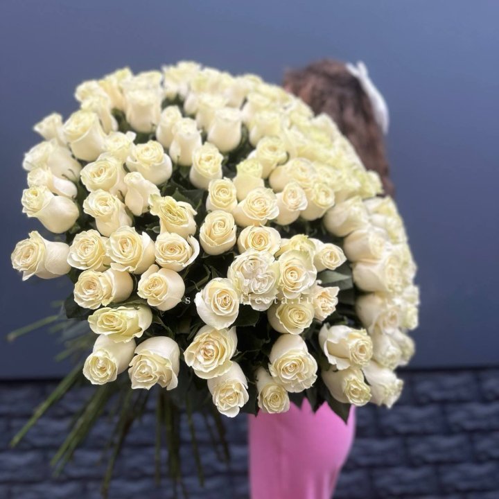 101 белая высокая импортная роза под ленту в Кемерово