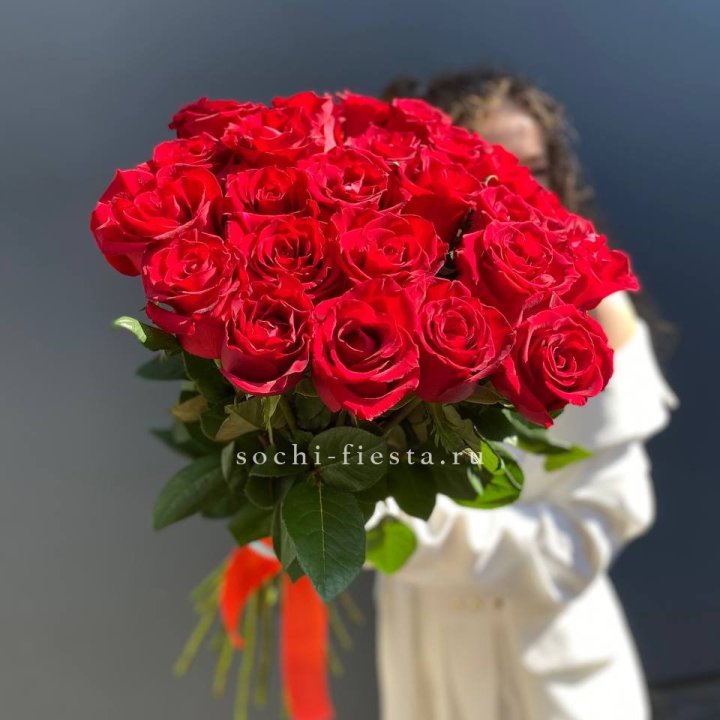 25 высоких красных роз в Кемерово