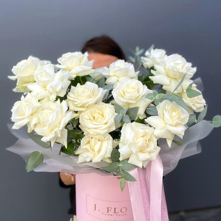 17 Французских белых роз в боксе в Кемерово