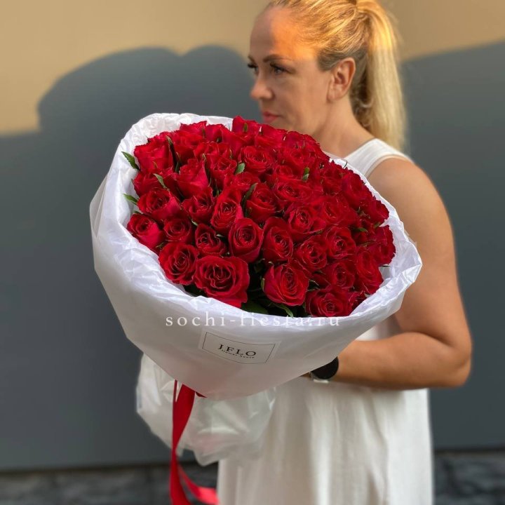 51 роза мадам ред в нежном оформлении в Кемерово