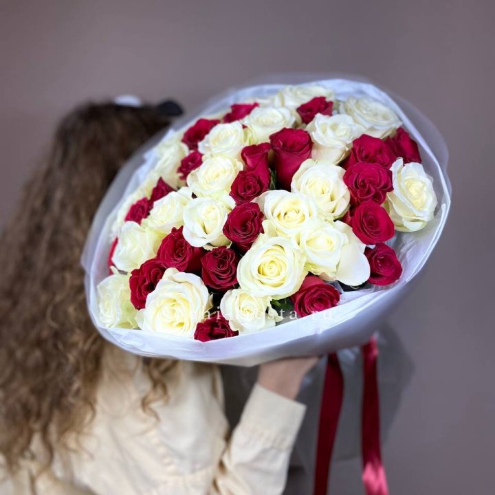 Букет из красных белых 45 роз в Кемерово