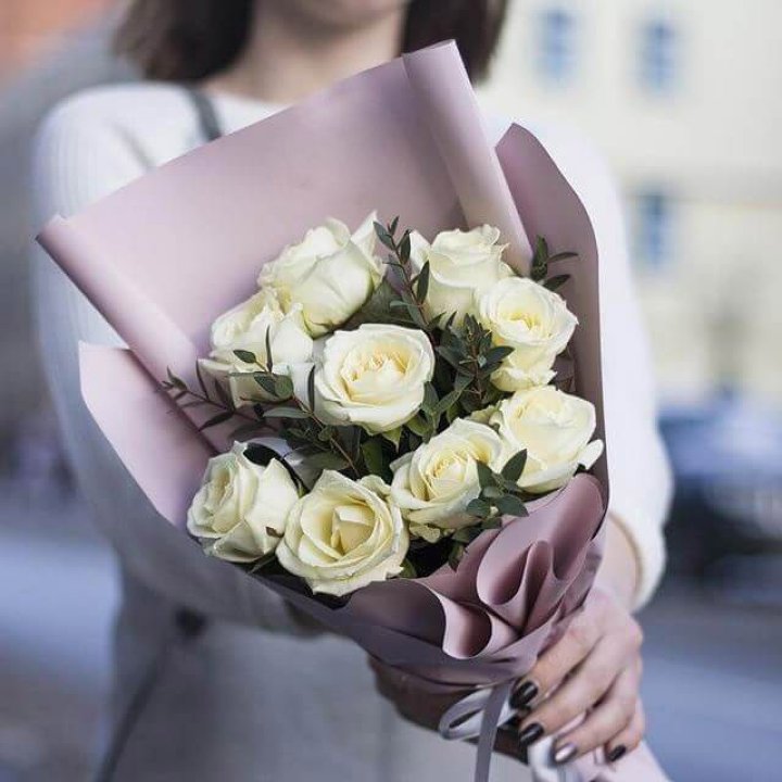 9 белых  роз "Минт" в Кемерово