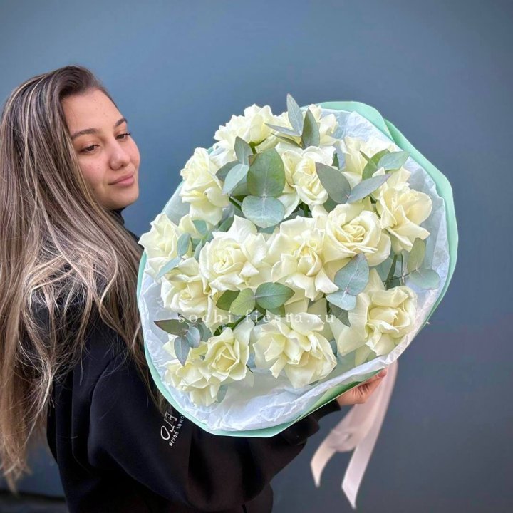 15 Белых французских роз "Ноте бьянка" в Кемерово