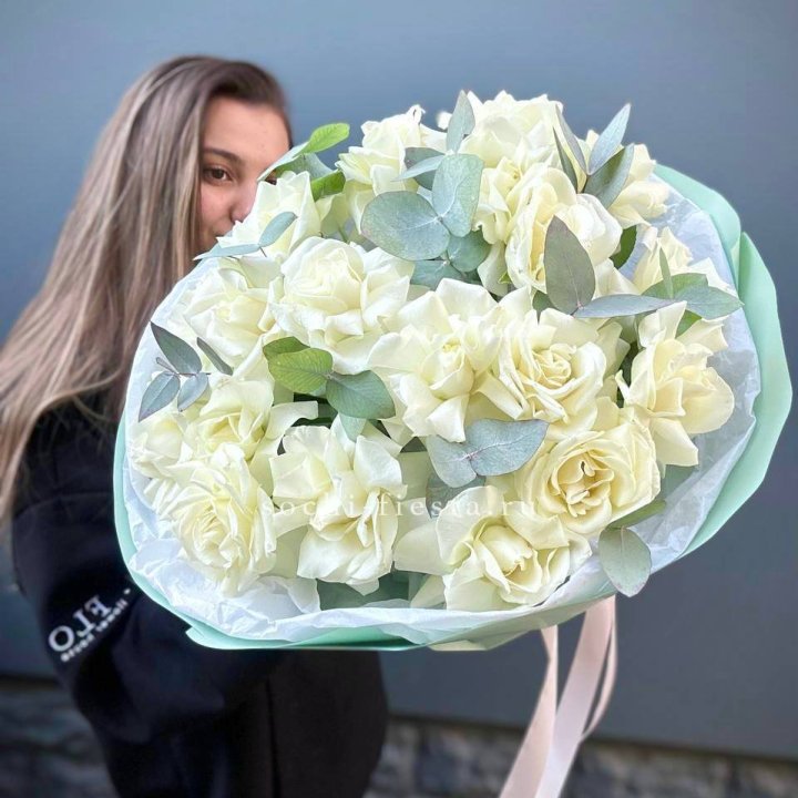 19 Белых французских роз "Ноте бьянке" в Кемерово