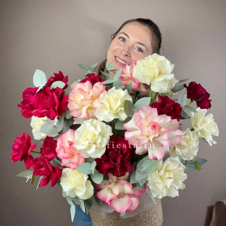 35 французских роз микс в джутовом боксе в Кемерово