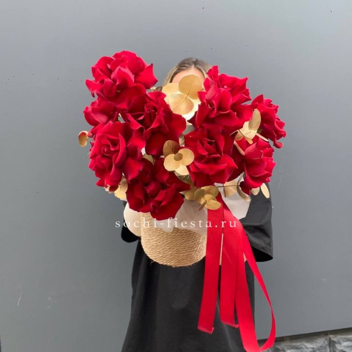 Красные французские розы в джутовом кашпо в Кемерово