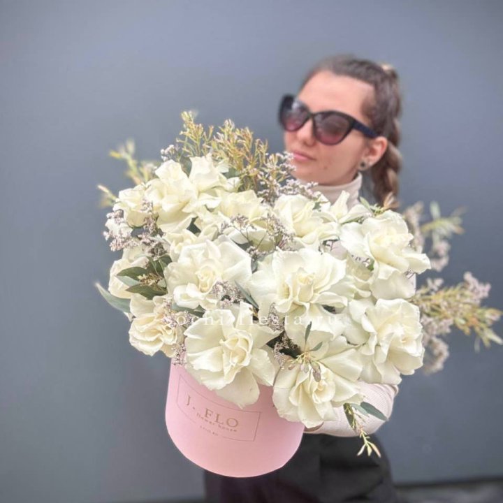 17 Французских белых роз в коробке Афина в Кемерово