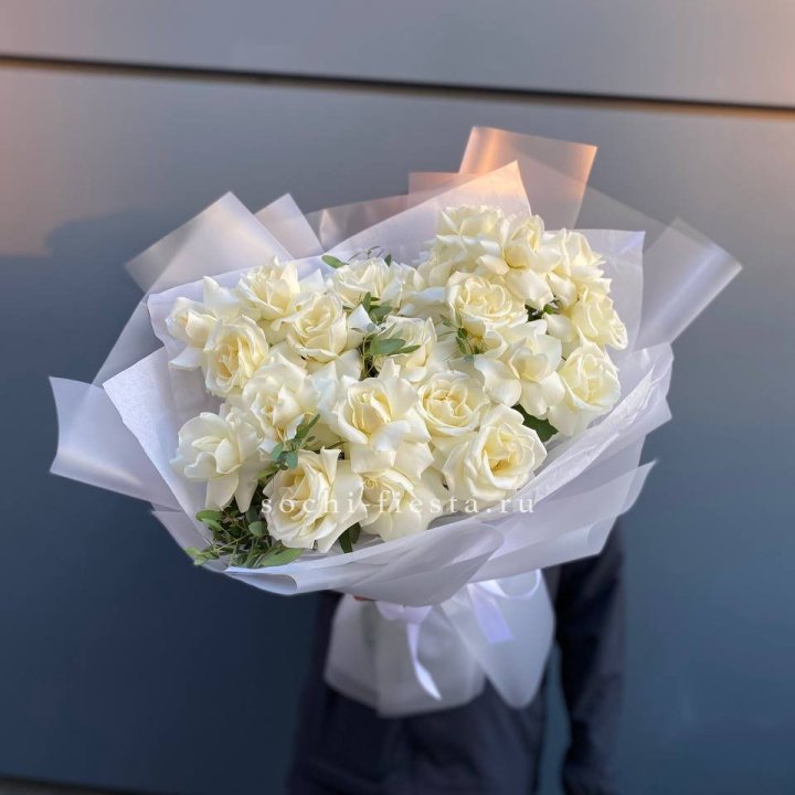 Пышный букет из белых роз в Кемерово