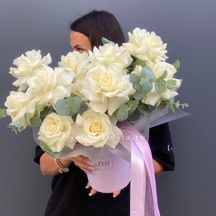 11 Французских белых роз в боксе в Кемерово