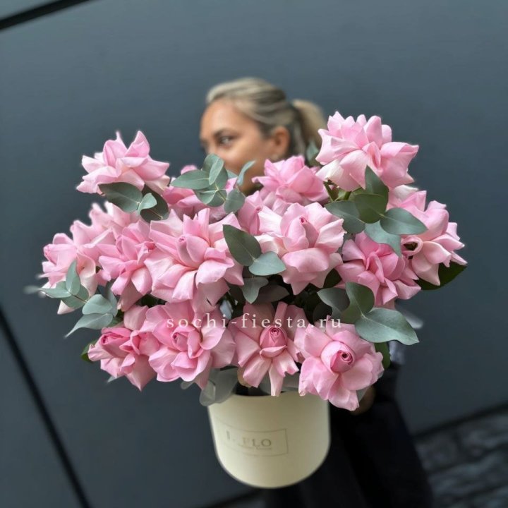 17 Розовых французских роз в боксе в Кемерово