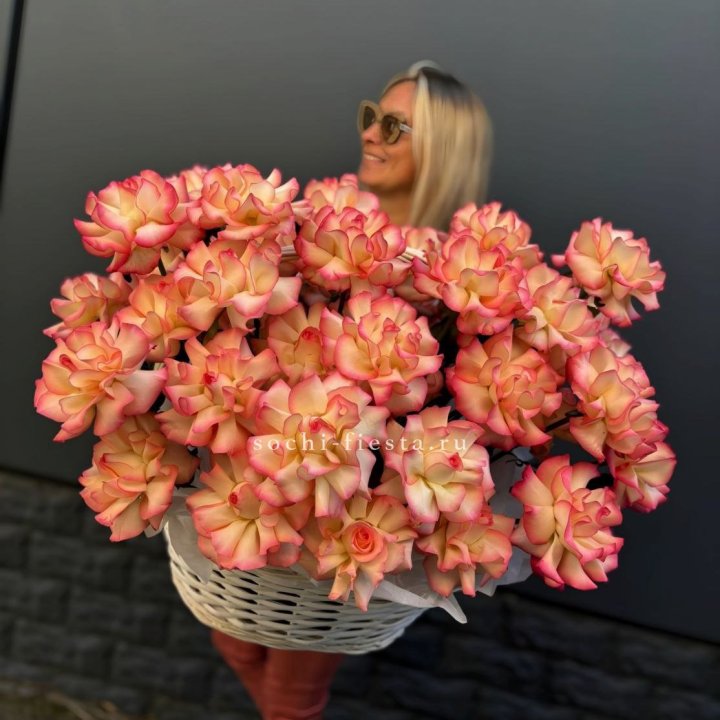 45 французских роз Джумилия в корзине в Кемерово