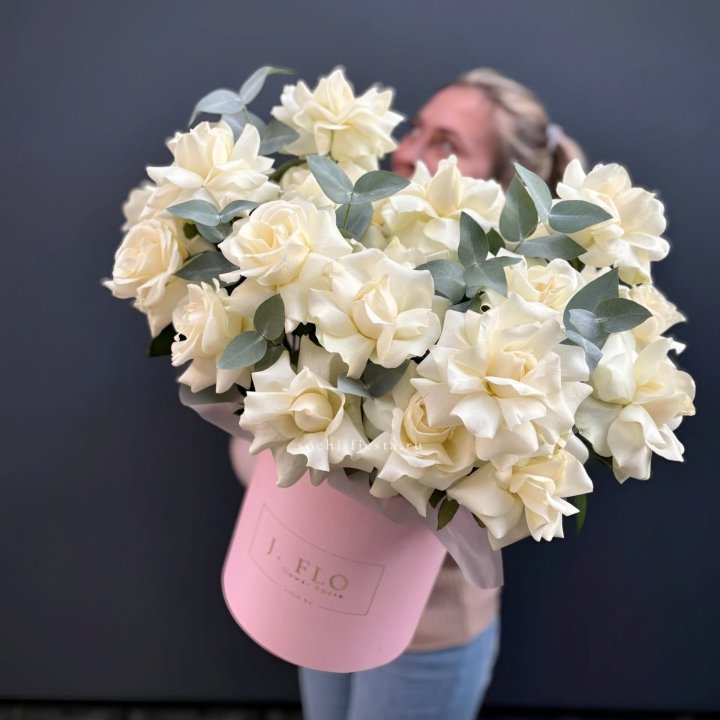 25 Французских белых роз в боксе в Кемерово