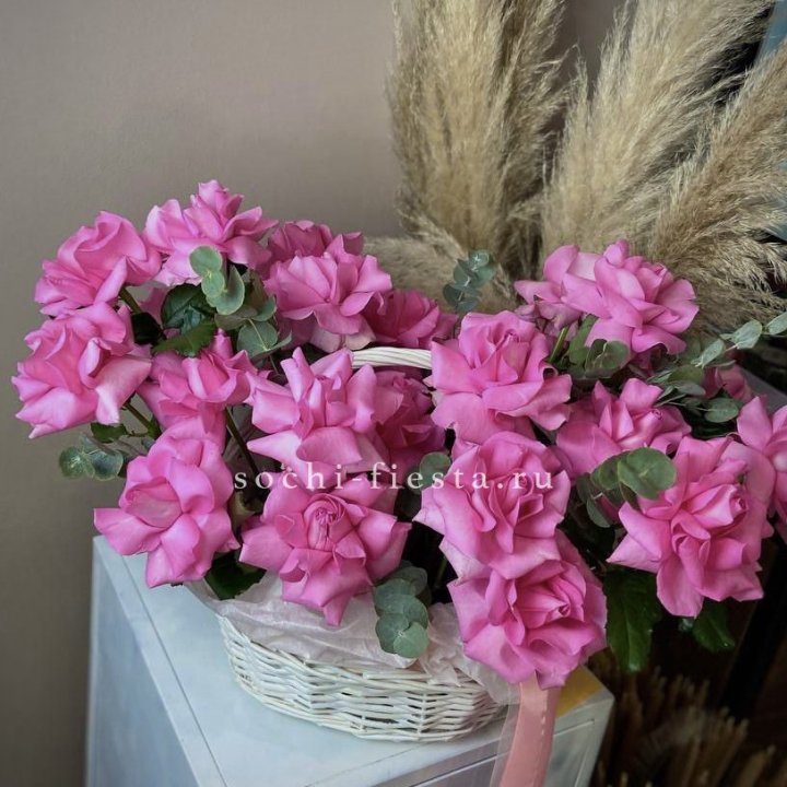 25 роз в цветочной корзине Пинк в Кемерово