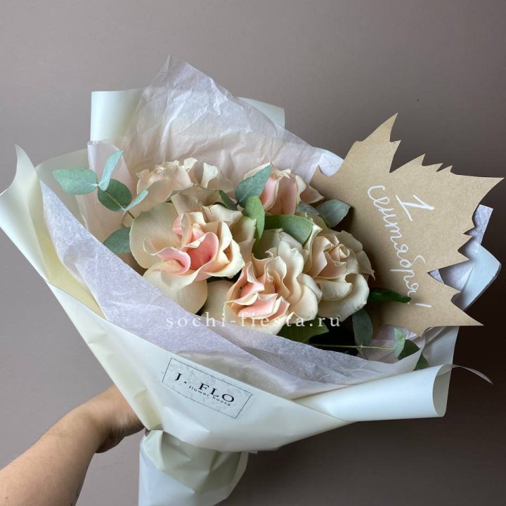 Букет кремовых роз к дню знаний в Кемерово