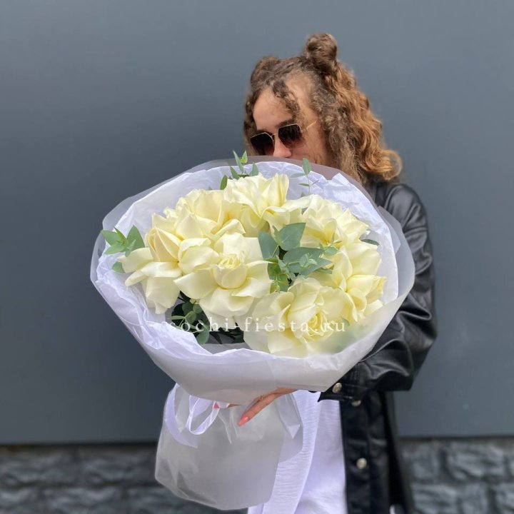 7 Белых французских роз  в Кемерово