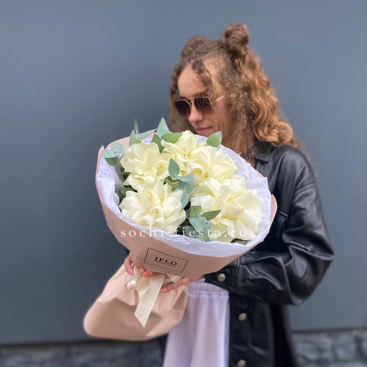 5 Белых французских роз в Кемерово