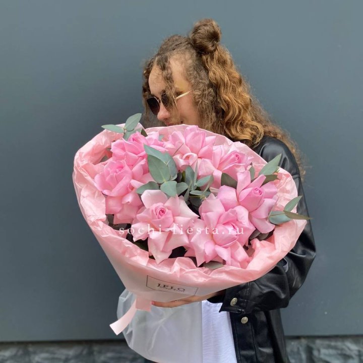 7 розовых роз в Кемерово