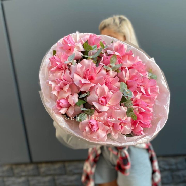 17 розовых роз в Кемерово