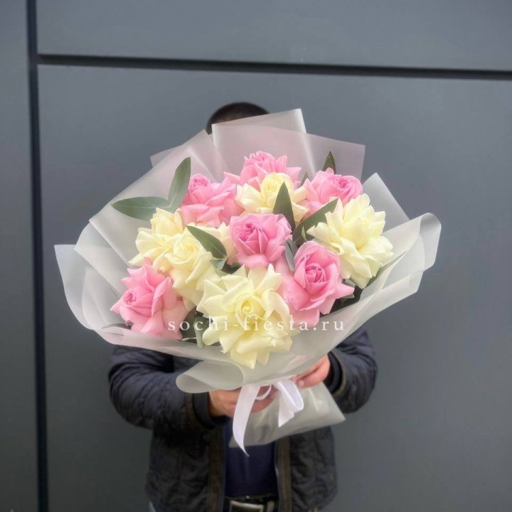 11 бело-розовых роз в Кемерово