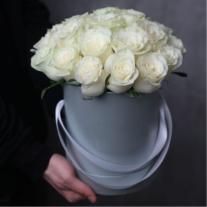15 белых роз в цилиндре в Кемерово